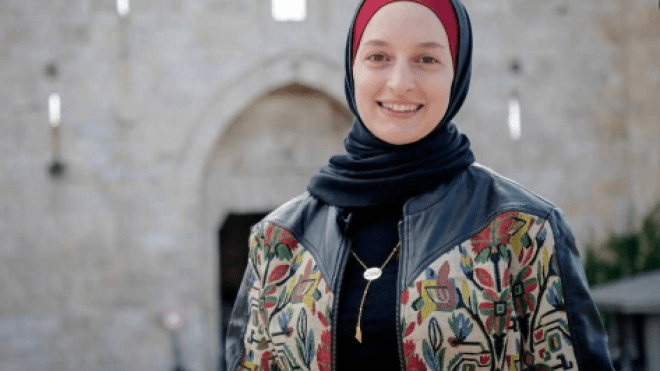 شاهد.. الجنود الصهاينة يعتدون على صحفية فلسطينية وينزعون حجابها!