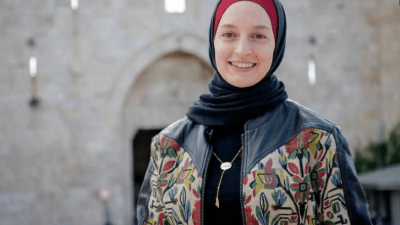 شاهد.. الجنود الصهاينة يعتدون على صحفية فلسطينية وينزعون حجابها!