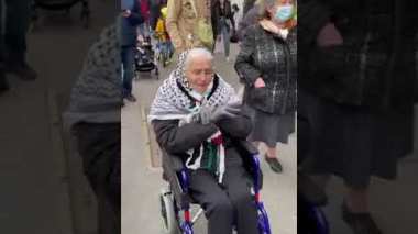 مسنة فرنسية تبكي فلسطين