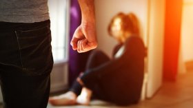 قاض سعودي يوضح عقوبة ركل الزوجة