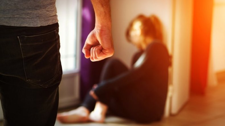 قاض سعودي يوضح عقوبة ركل الزوجة