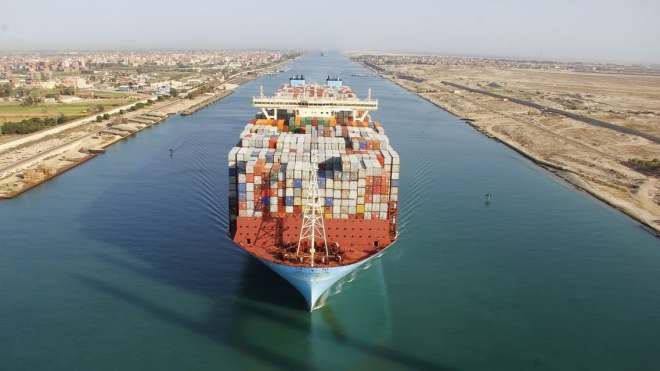 مصر.. نجاح تعويم سفينة جانحة جديدة بقناة السويس