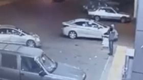 شاهد.. لص يسرق سيارة وامرأة بداخلها!