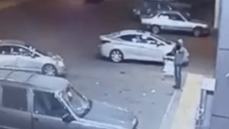 شاهد.. لص يسرق سيارة وامرأة بداخلها!