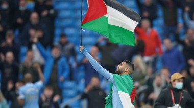 شاهد.. كيف وصل علم فلسطين إلى يد محرز بعد رحلة من جيجل إلى مانشستر !