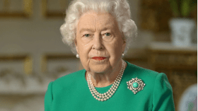 شاهد.. مذيع بريطاني يعلن وفاة الملكة إليزابيث في بث مباشر!