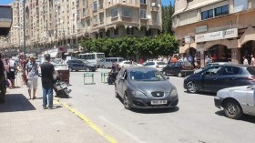بالصور.. مواطن يغلق الطريق وسط مدينة بجاية بسبب كشك