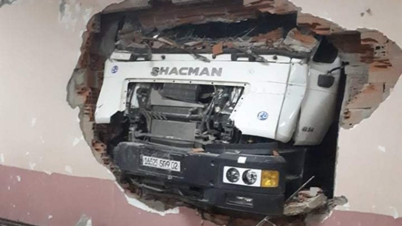 بالصور.. شاحنة تخترق حائط مدرسة بالشلف