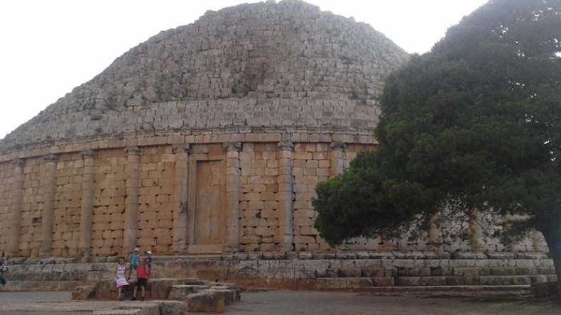 “قبر الرومية”.. رمز الماضي وربوة الجمال الطبيعي!