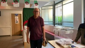رابح سعدان يظهر في مركز انتخابي بليون الفرنسية