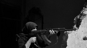 صورة امرأة الكلاشينكوف بفلسطين تصنع الحدث