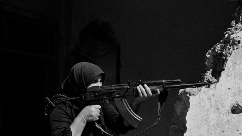 صورة امرأة الكلاشينكوف بفلسطين تصنع الحدث