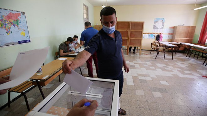الجزائريون يلتزمون بالبروتوكول الصحي في الانتخابات التشريعية