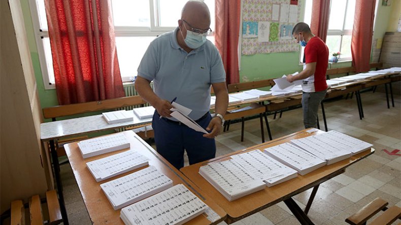 إقبال متفاوت وإجماع على بناء الجزائر الجديدة