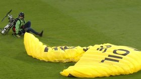 بِالفيديو: مظلّي إيكولوجي كاد يُفسد “عرس” مباراة ألمانيا وفرنسا!