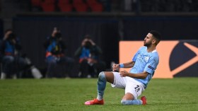 بِالفيديو: محرز بِحلاقة شعر جديدة في جزيرة يونانية