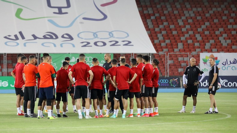 بِالصور.. محليو “الخضر” يُدشّنون الملعب الجديد لِوهران