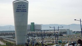 أعوان جمارك وإطارات بالمطار الدولي في قلب فضيحة فساد!