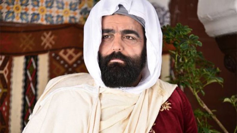 شبيه الأمير عبد القادر يرد على آيت حمودة بطريقته