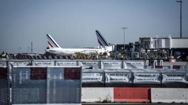 Avion Air France isolé à Roissy : «Aucun engin explosif» à bord, annonce Darmanin