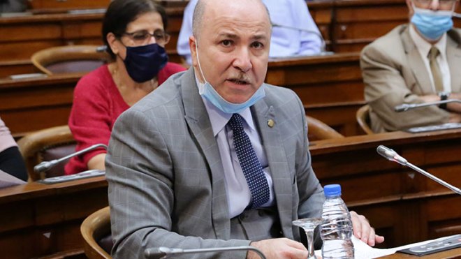 الوزير الأول يهنئ الناجحين في البكالوريا..ويوجه رسالة للراسبين