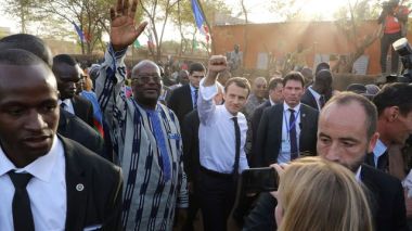 Emmanuel Macron qui gifle le président burkinabè Roch Kaboré?