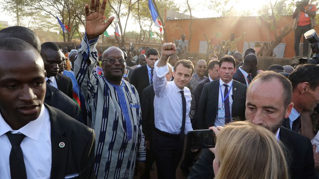 Emmanuel Macron qui gifle le président burkinabè Roch Kaboré?
