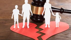 مطلقون.. تحت سقف واحد!