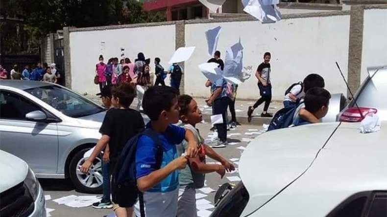 كتب مدرسية وكراريس ممزقة تشوه شوارع العاصمة