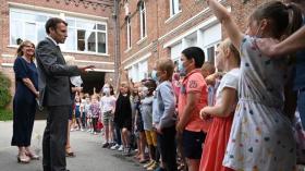 «Ca va, la claque que tu t’es prise?»: un enfant interpelle Macron sur la gifle