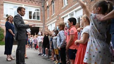 «Ca va, la claque que tu t’es prise?»: un enfant interpelle Macron sur la gifle