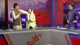 شاهد.. وزيرة باكستانية سابقة تصفع نائبًا على الهواء مباشرة