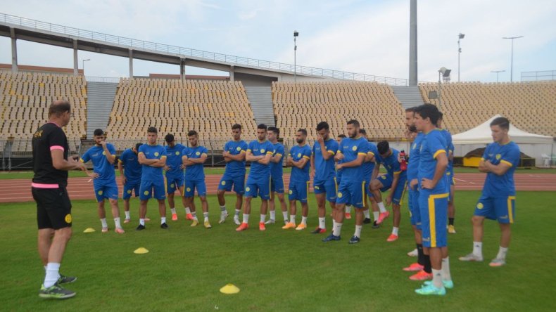 “الكناري” يضع قدما في النهائي الإفريقي