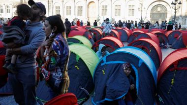 Des migrants installent 250 tentes devant la mairie de Paris