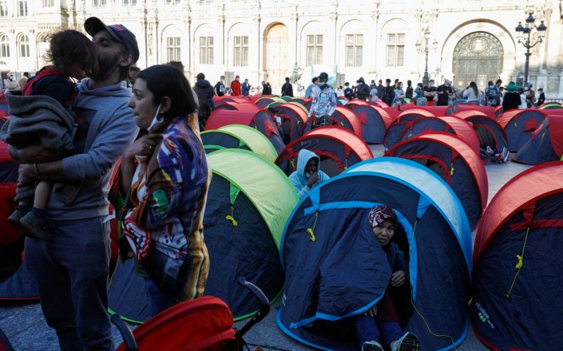 Des migrants installent 250 tentes devant la mairie de Paris