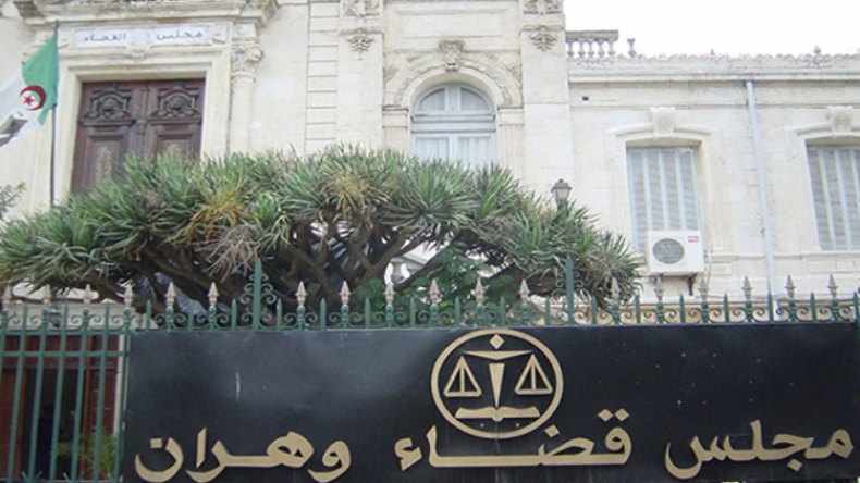 طالب سكن يحاول حرق “مير” بوهران