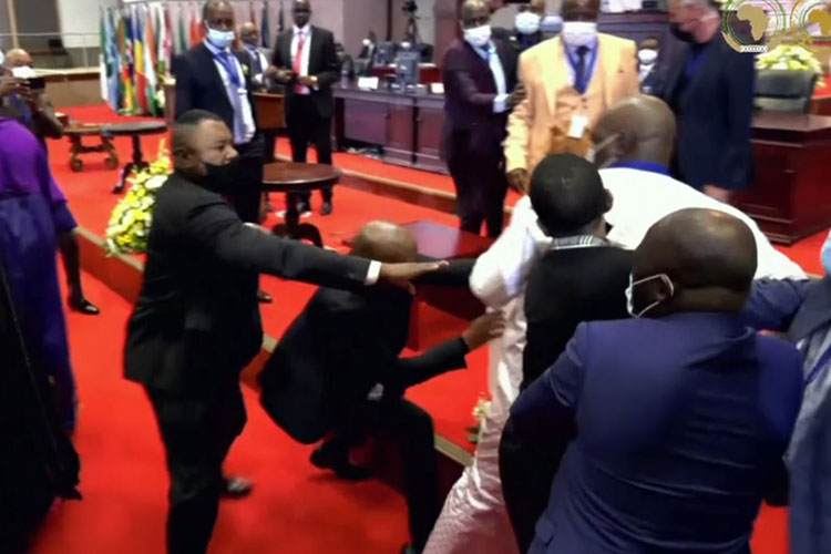 Les députés en viennent aux mains au Parlement panafricain (vidéo)
