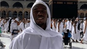 Pogba écarte une bouteille de boisson alcoolisée en conférence de presse