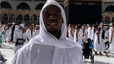 Pogba écarte une bouteille de boisson alcoolisée en conférence de presse