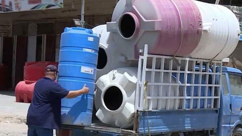 أزمة المياه تُنعش تجارة البراميل البلاستيكية والصهاريج