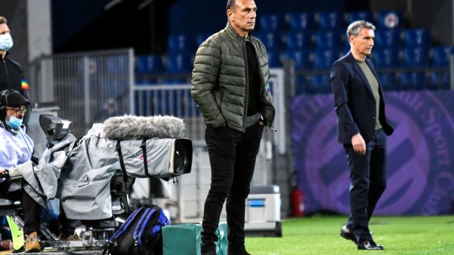 لمّا يتبادل مدربا ديلور وبلقبلة منصبَيهما بِطريقة غير مباشرة!