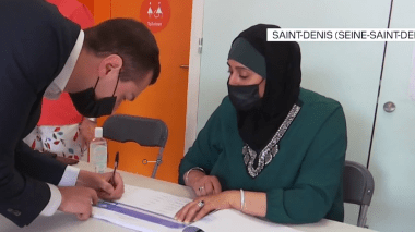 Le vice-président du RN publie une photo polémique d’une assesseure voilée