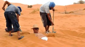 الدفن تحت الرمال الحارة.. أقصر طريق للعلاج بالصحراء