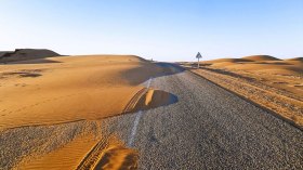زحف الرمال يطمر شبكة الطرقات بالجنوب