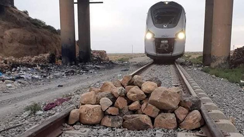 مجهولون يكدسون الصخور على سكة القطار بباتنة