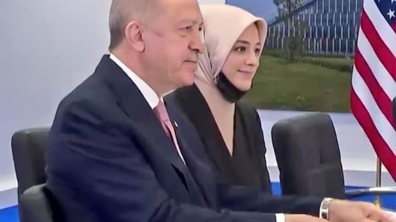 لهذا السبب اختار أردوغان هذه المترجمة المحجبة خلال لقائه ببايدن!