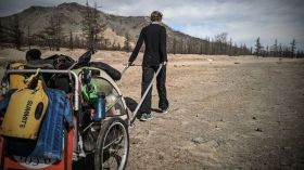 باعت جميع ممتلكاتها لتجوب العالم سيرا على الأقدام.. تعرف على قصتها!