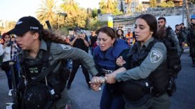 شاهد.. لحظة اعتقال قوات الاحتلال الصهيوني لمراسلة الجزيرة