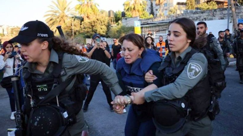 شاهد.. لحظة اعتقال قوات الاحتلال الصهيوني لمراسلة الجزيرة