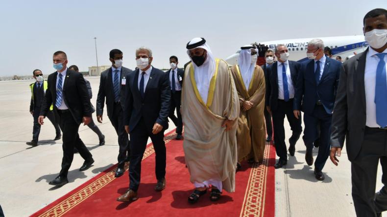 وزير خارجية الاحتلال الاسرائيلي يصل الإمارات في أول زيارة رسمية بعد التطبيع